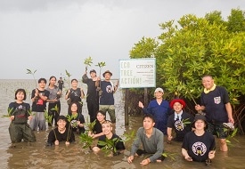 ECO TREE ACTION看板の前での集合写真