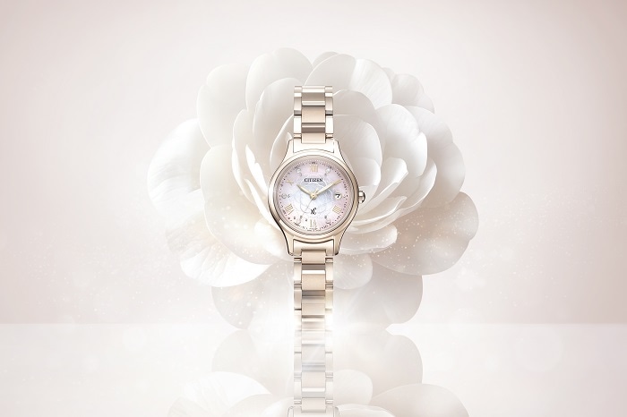 ヘッドワールドカップル ベルズ シチズン クロスシー』 満開のカメリアを白蝶貝文字板に表現した