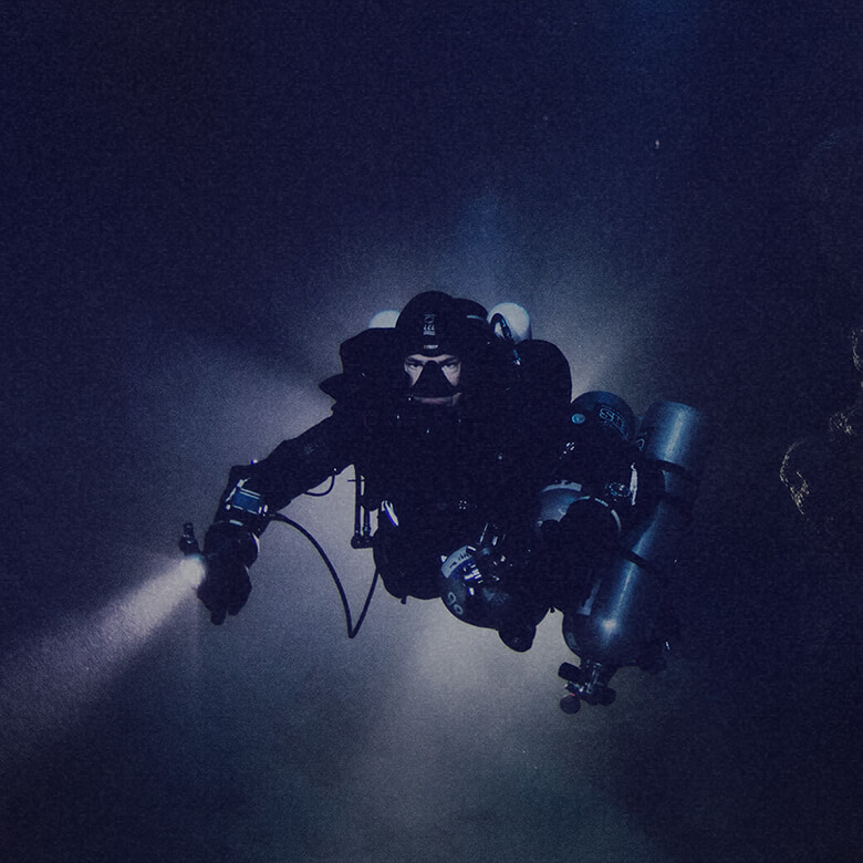 深海を見つめ続ける孤高のダイバー